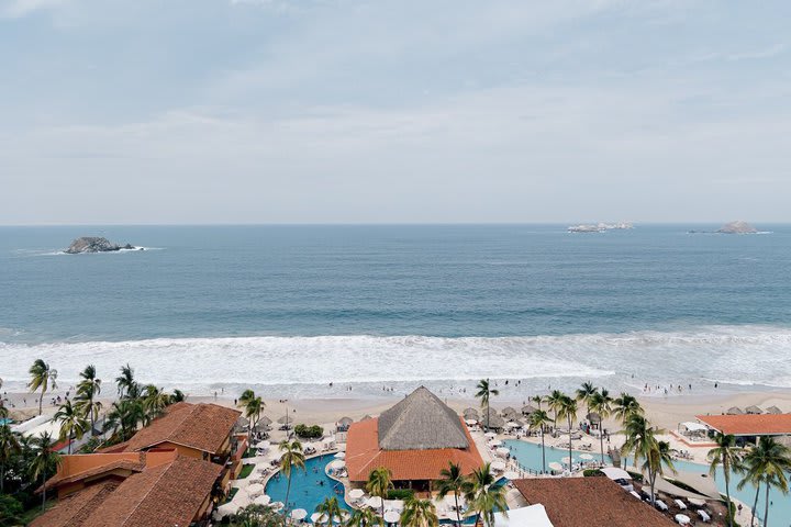 Vista al mar y a las piscinas