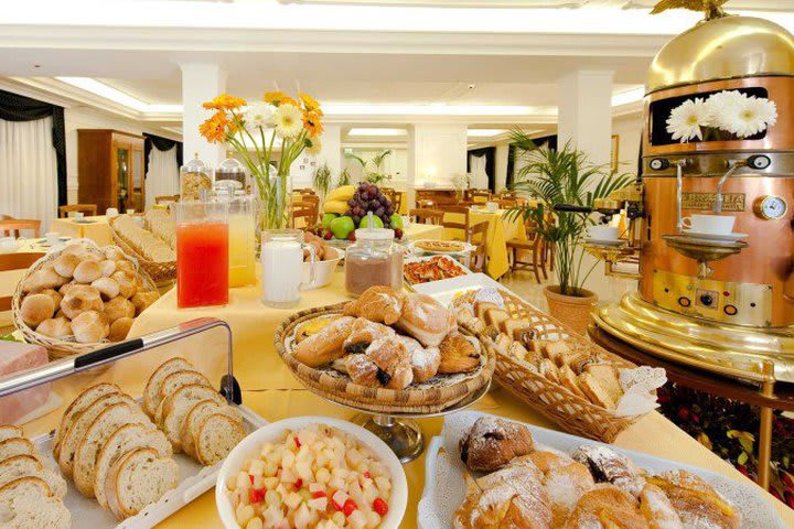 El Hotel Club House Roma ofrece desayunos bufet todas las mañanas