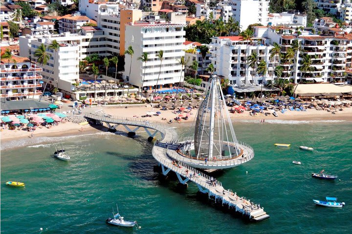 El hotel se encuentra a un costado del muelle Olas Altas