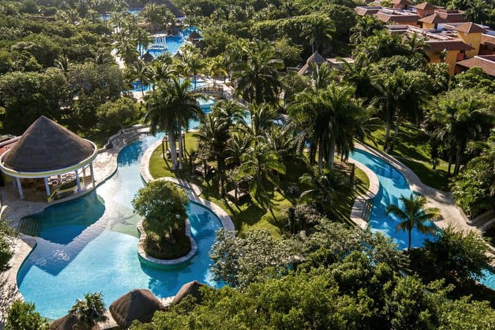 El resort cuenta con una de las piscinas más grandes de la Riviera Maya