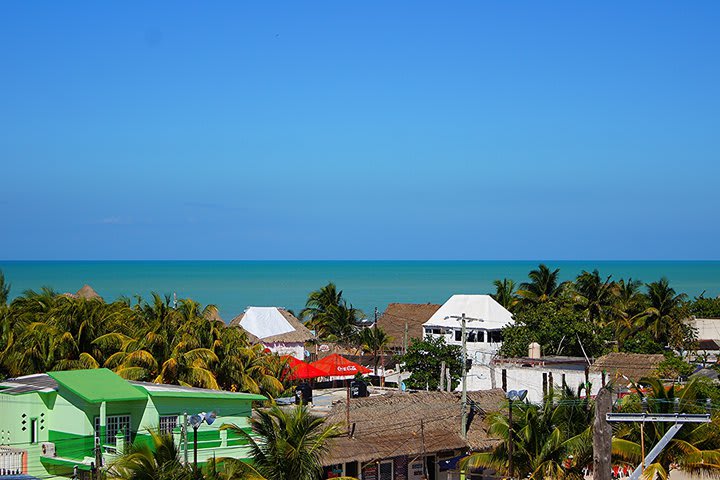 El hotel cuenta con vista al mar desde la terraza