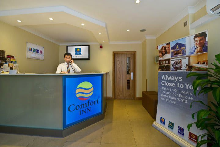 The front desk at the Comfort Inn Hyde Park is available 24 hours