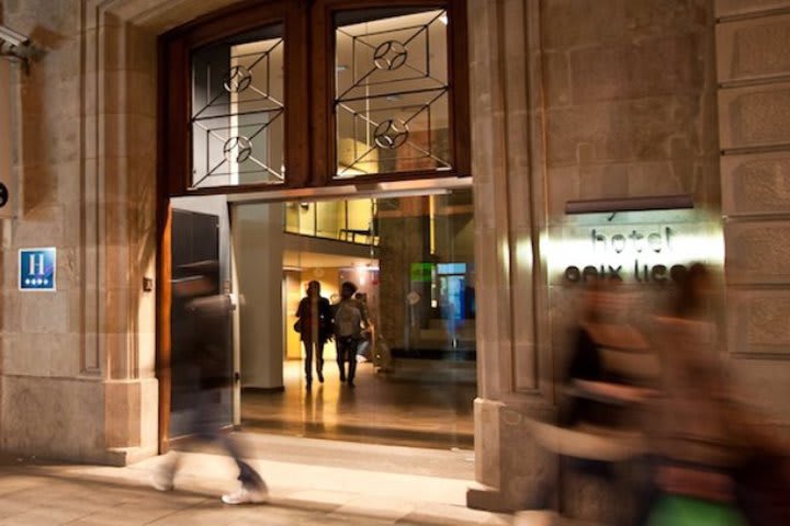 Entrada del Onix Liceo, hotel en el centro histórico de Barcelona