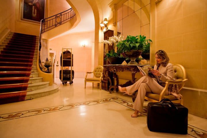 Lobby del hotel de negocios Lotti en el centro de París