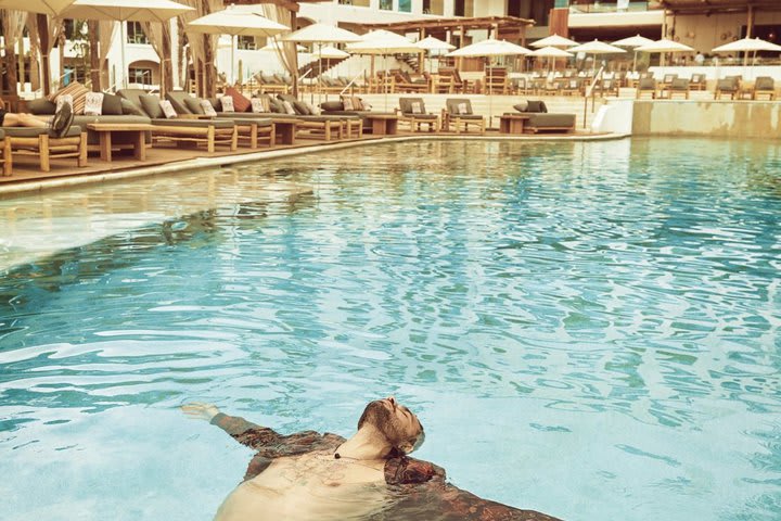 Refréscate en una de los 2 piscinas del hotel