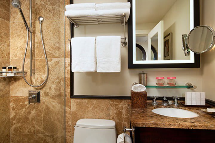 Baño de una habitación en The Royal Hawaiian, A Luxury Collection Resort, Waikiki