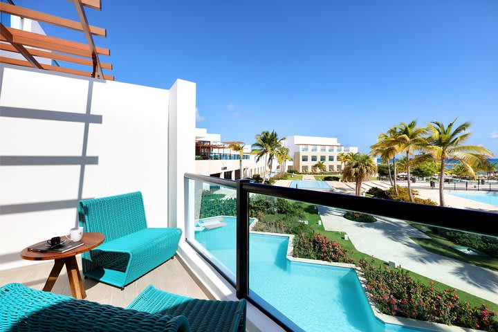 Junior suite poolside ocean view single