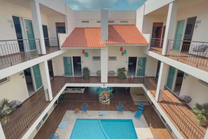 Vista del lobby desde el área de la piscina