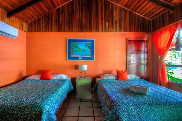 Img - Beachfront Two Queen beds + Kitchenette