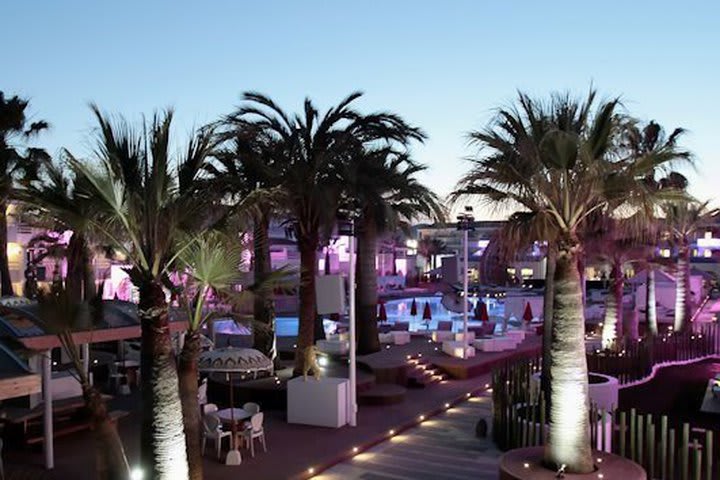 Terraza del hotel Ushuaïa Beach en Ibiza