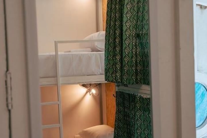 Dormitorio femenino con baño privado