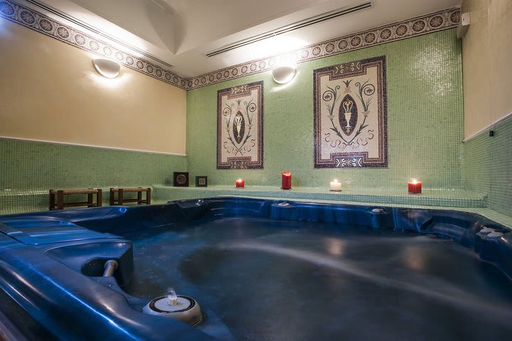 Jacuzzi at Hotel Bernini Bristol in downtown Rome