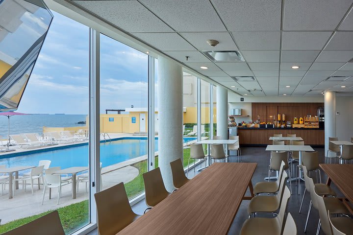 The breakfast lounge offers ocean view