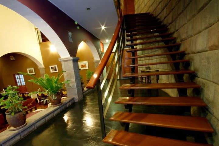 Escaleras en el lobby