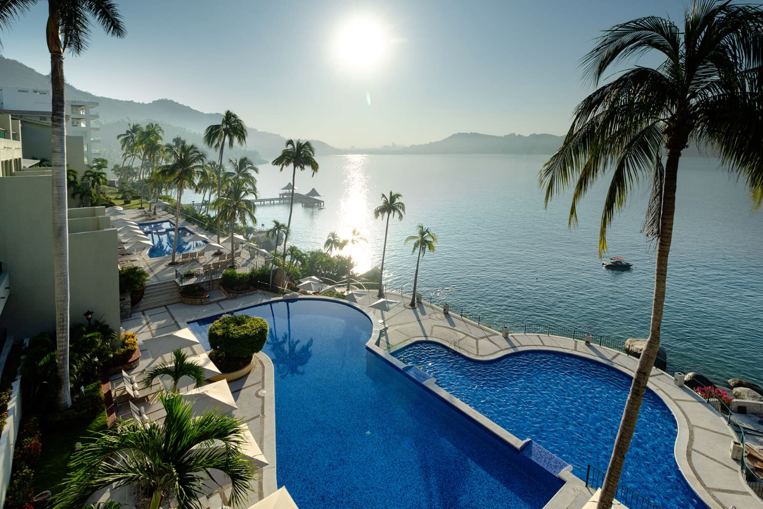 Piscina con vista al mar 