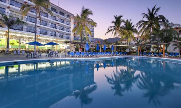 una piscina frente a un hotel en Costa Club Punta Arena - Todo Incluido, en Puerto Vallarta