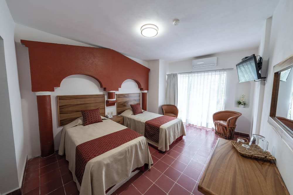 Img - Traditional 2 single beds with balcony city view