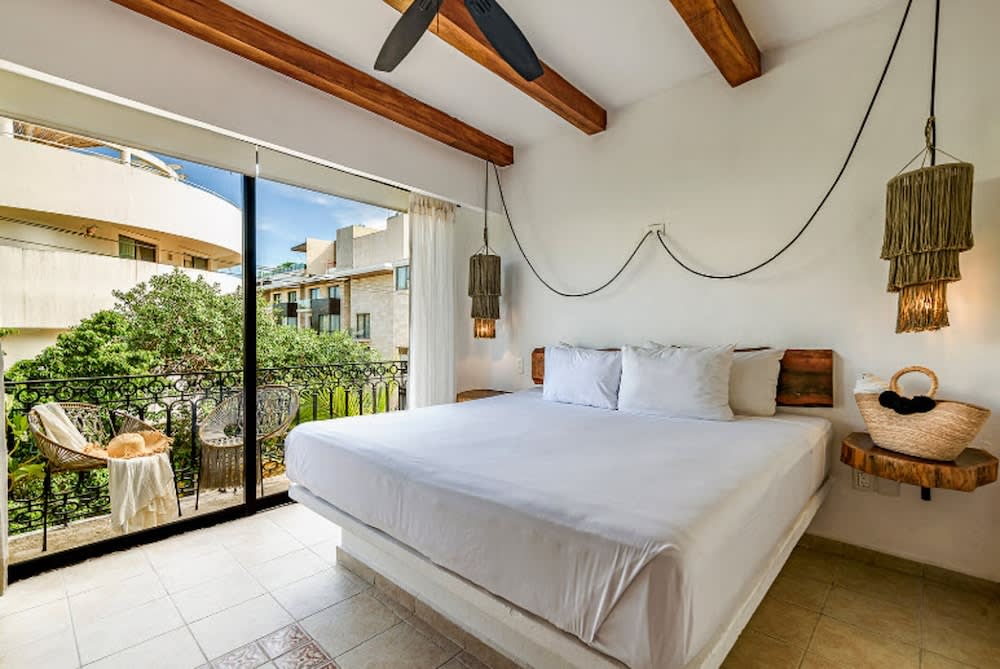 Img - Deluxe King Room with Balcony and City Views