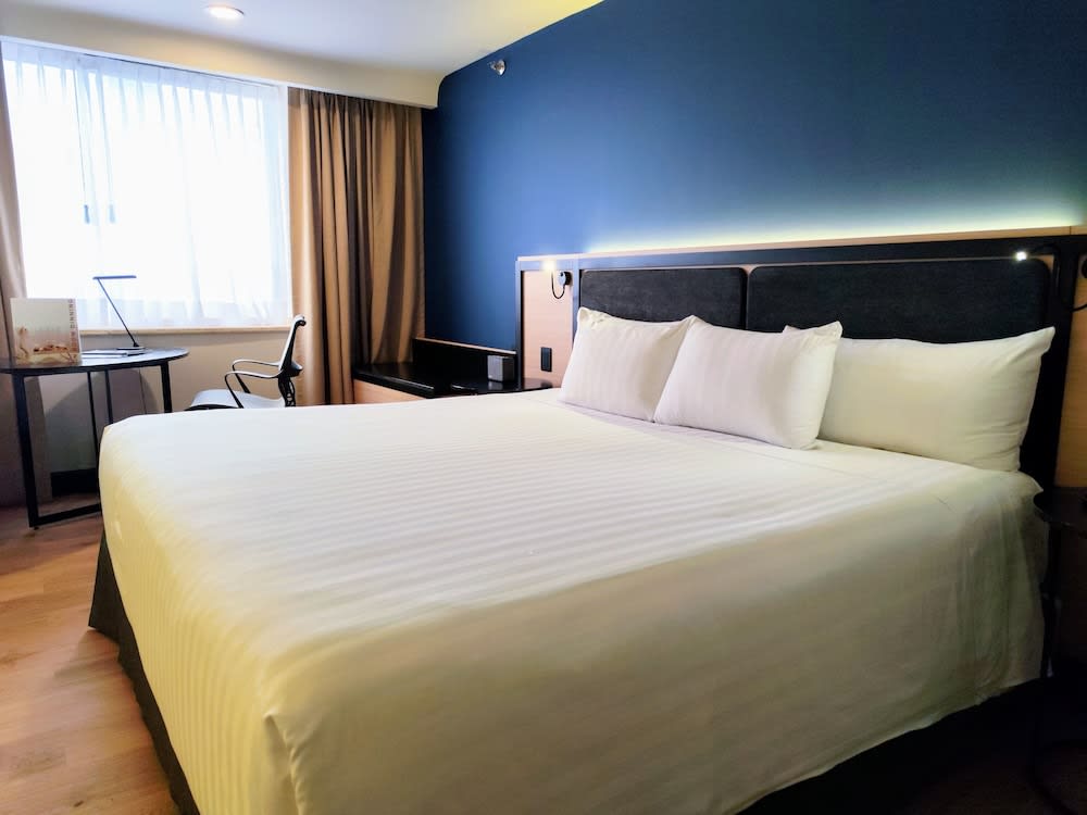Img - Signature 1 King Bed