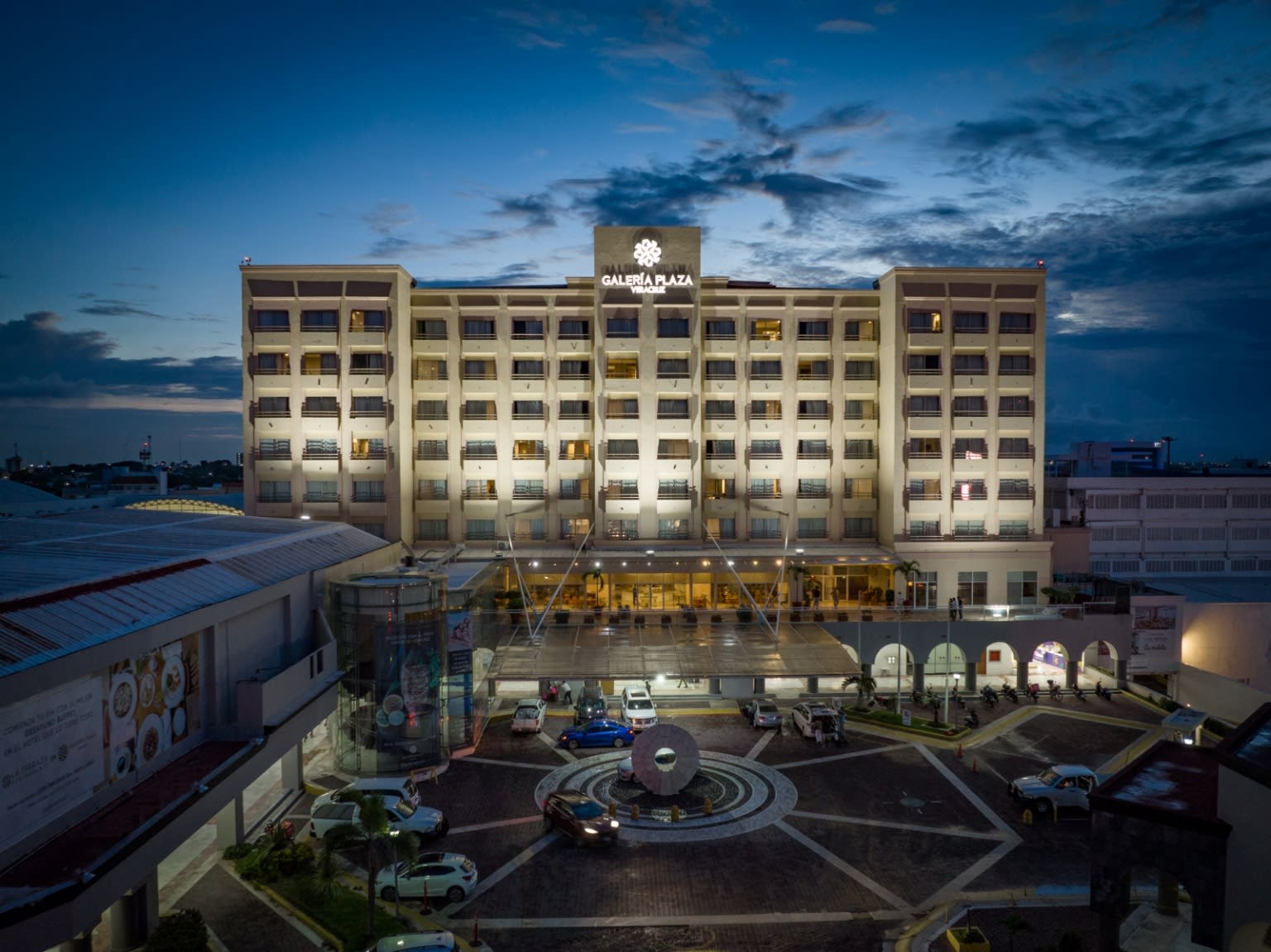 Vista de noche del hotel