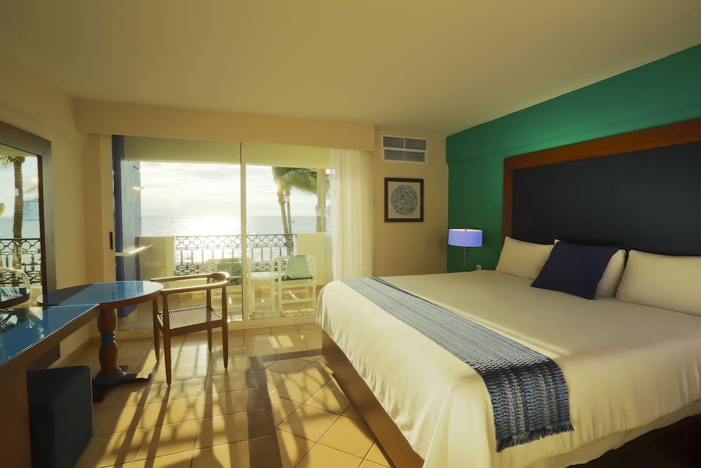 Img - Deluxe Room, 1 King Bed, Oceanfront