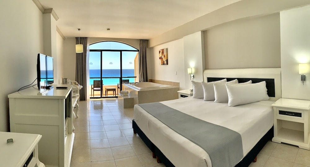 Img - Club Room, 1 King Bed, Ocean View