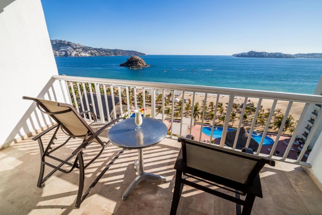 Habitación con cama grande y vistas al mar