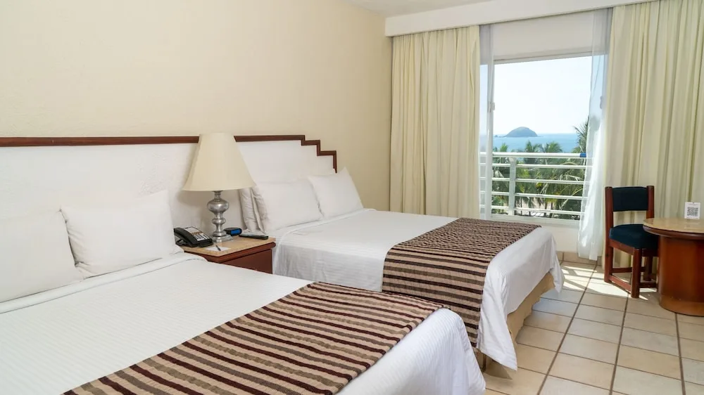 Img - Habitación superior, 2 camas dobles, vista al océano