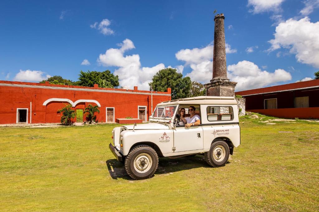 Bungalow Royal Mayan con paseo en Land Rover vintage