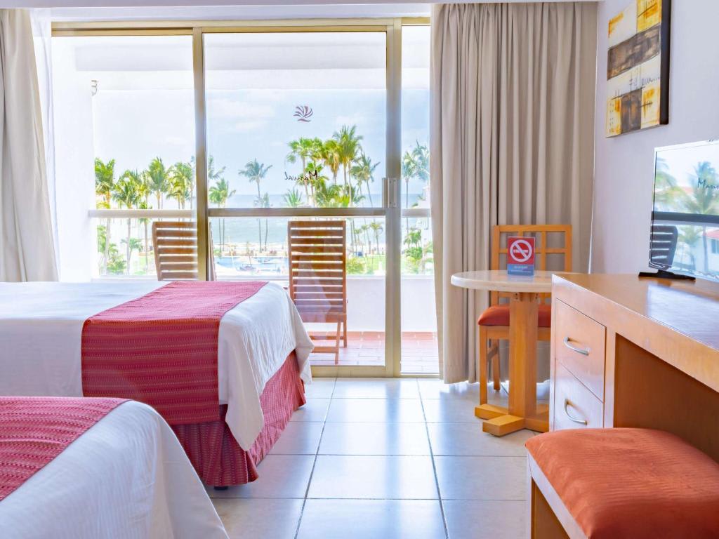 Resort Club Double Room with Two Double Beds and Bath Tub - Balcony