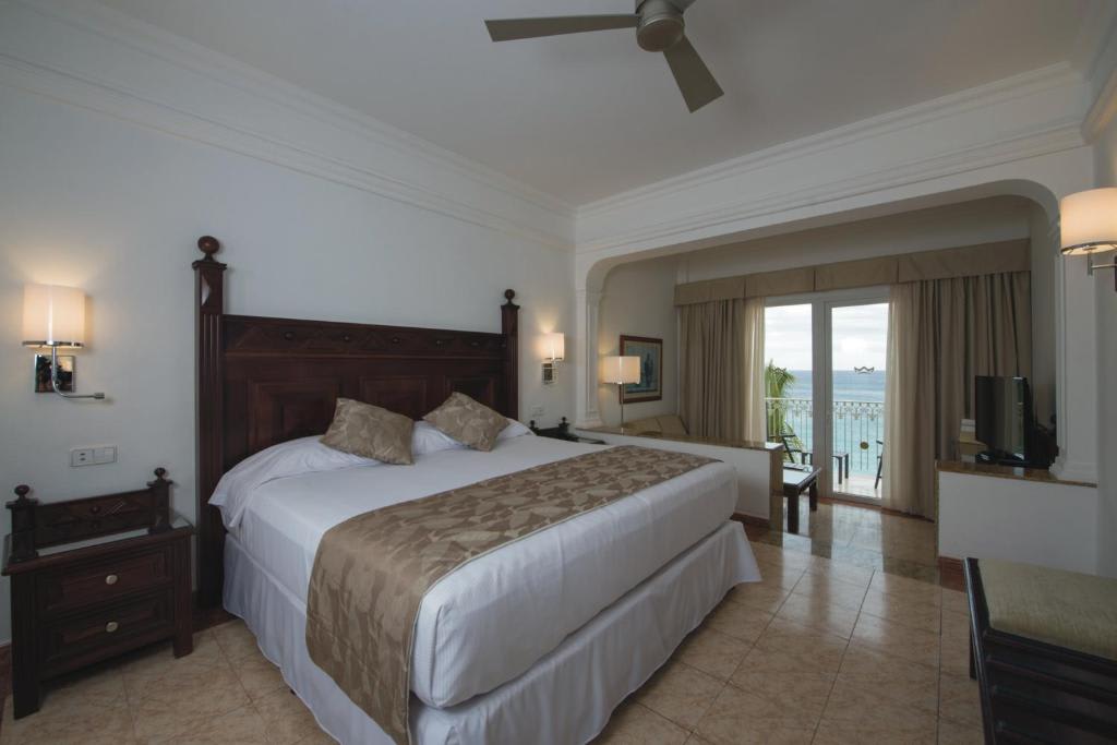 Suite Junior con vistas parciales al mar