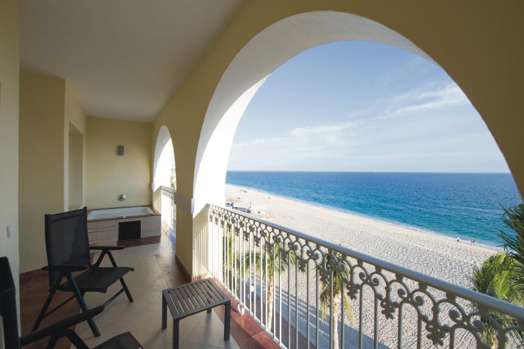 Suite con jacuzzi y vistas al mar