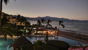 - Vistas a un complejo con piscina y al océano en Velas Vallarta, en Puerto Vallarta