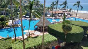 una vista aérea de una piscina en un complejo en Velas Vallarta, en Puerto Vallarta