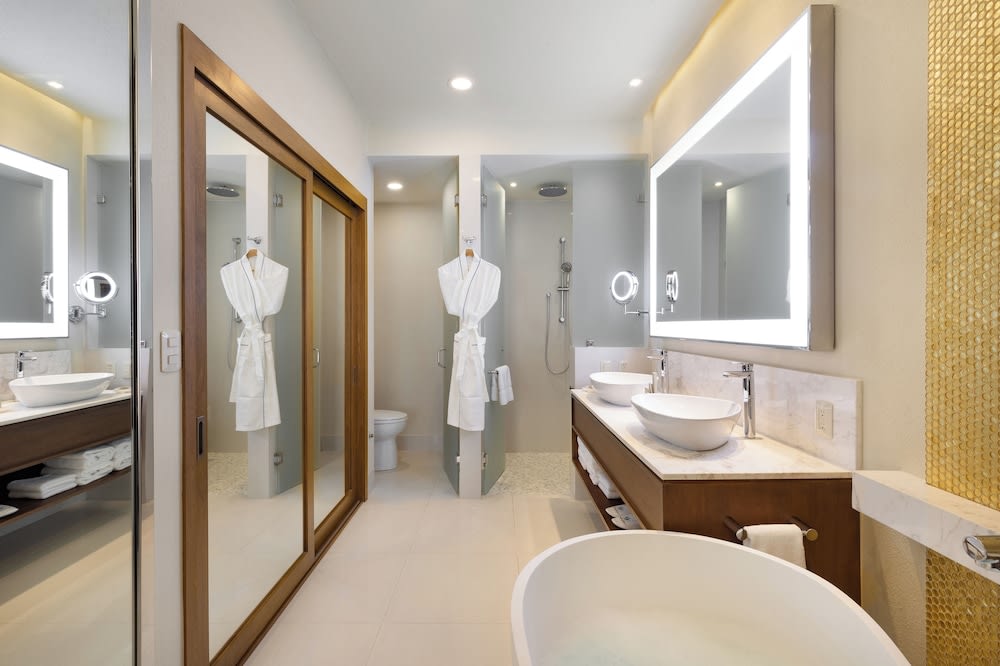 Img - Upgrade Villa La Valencia - Deluxe Studio Pool View