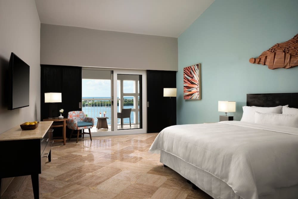 Img - Deluxe Room, 1 King Bed, Non Smoking, Lagoon View (Balcony)