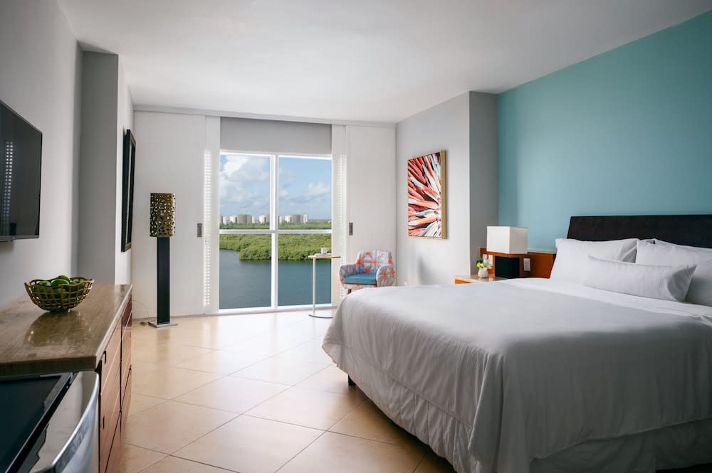 Img - Room, 1 King Bed, Lagoon View