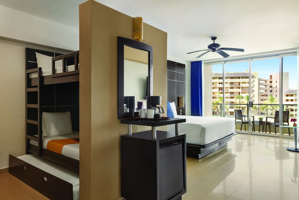 Img - Family Suite, Multiple Beds (King)