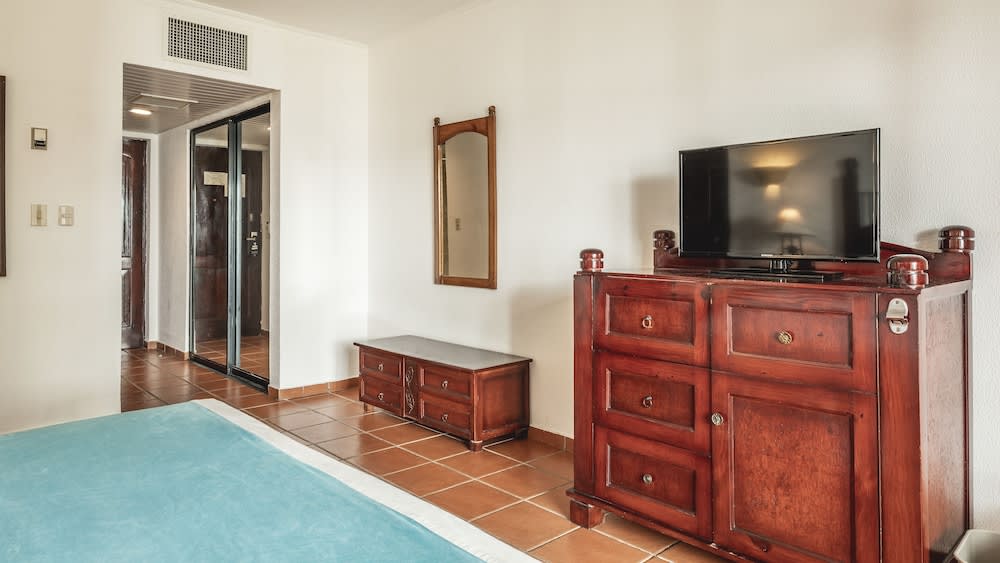 Img - Deluxe Room, 1 King Bed, Pool View
