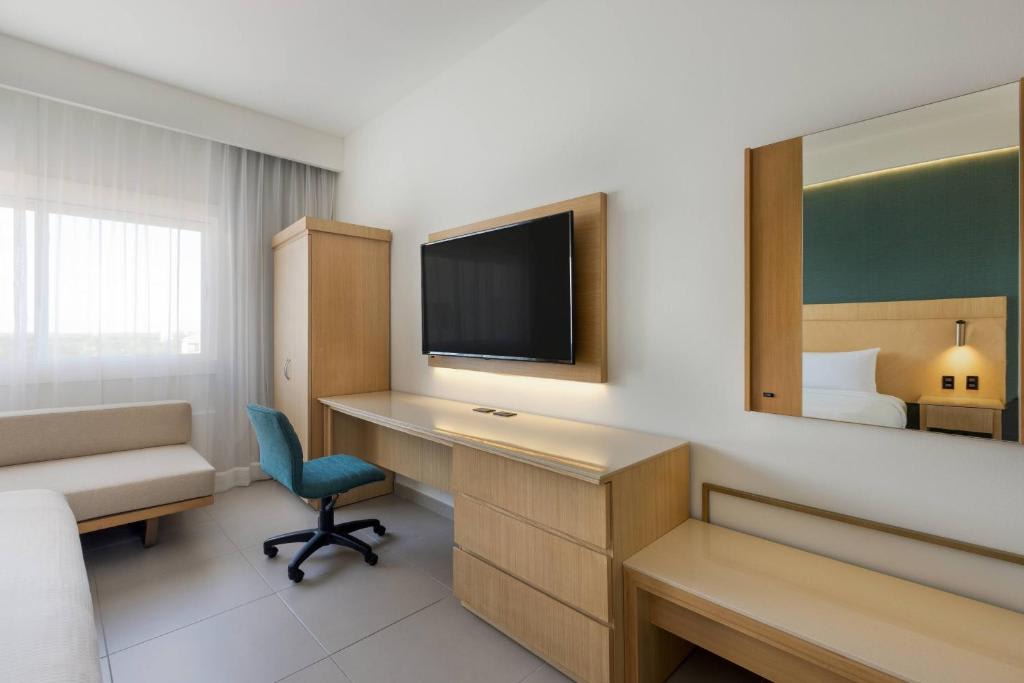 Habitación con cama extragrande y servicio de enlace con el aeropuerto