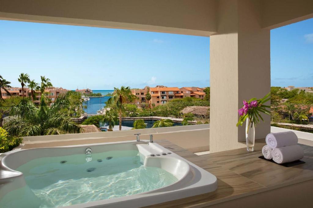 Preferred Club Premium Suite Marina View King with Hot Tub