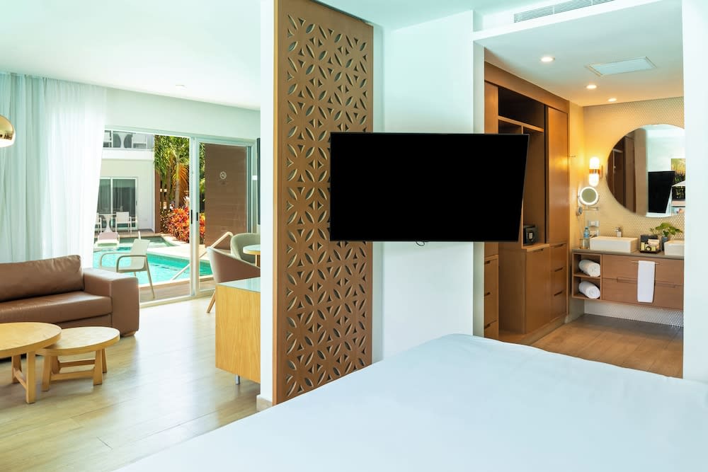 Img - One Bedroom Swim Up Suite