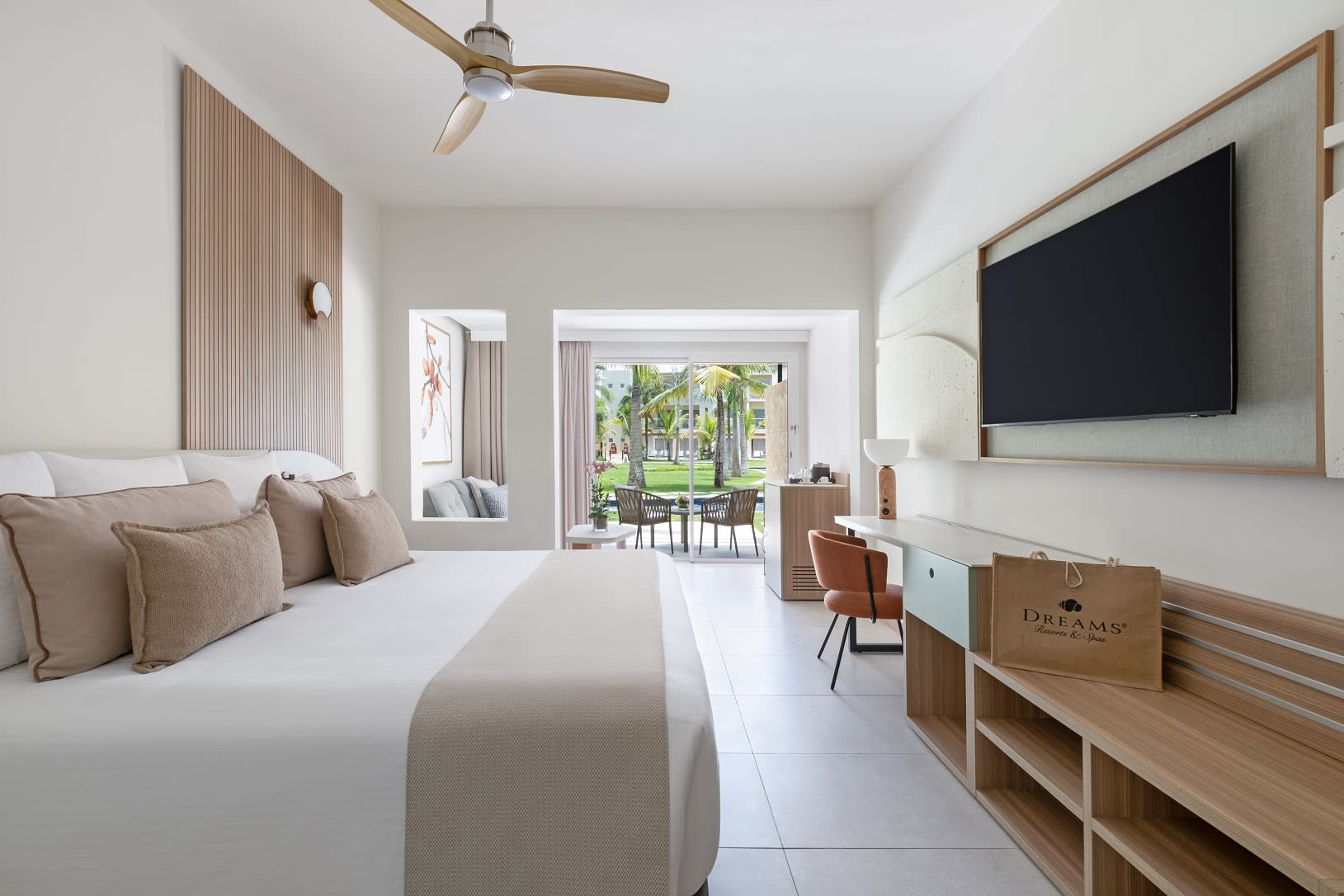Img - Preferred Club junior suite pool terrace king - NPCKPT