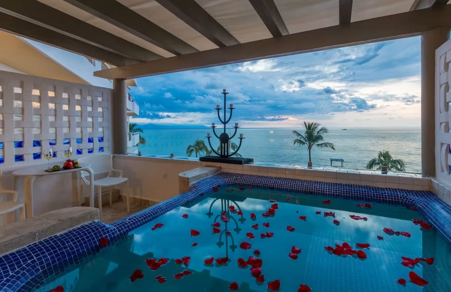Img - Honeymoon suite with Jacuzzi oceanfront - free wifi