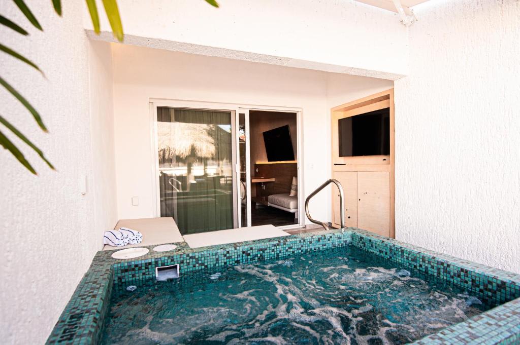 Suite con jacuzzi privado - Junto a la piscina