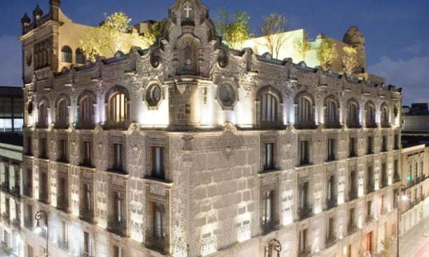 un gran edificio con una torre encima en Hampton Inn & Suites Mexico City - Centro Historico, en Ciudad de México