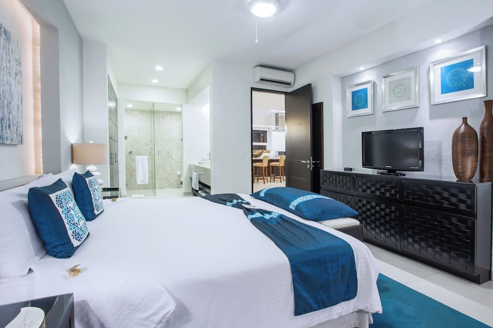Img - Room, 1 King Bed, Private Pool (Balcony. Bathroom with shower)
