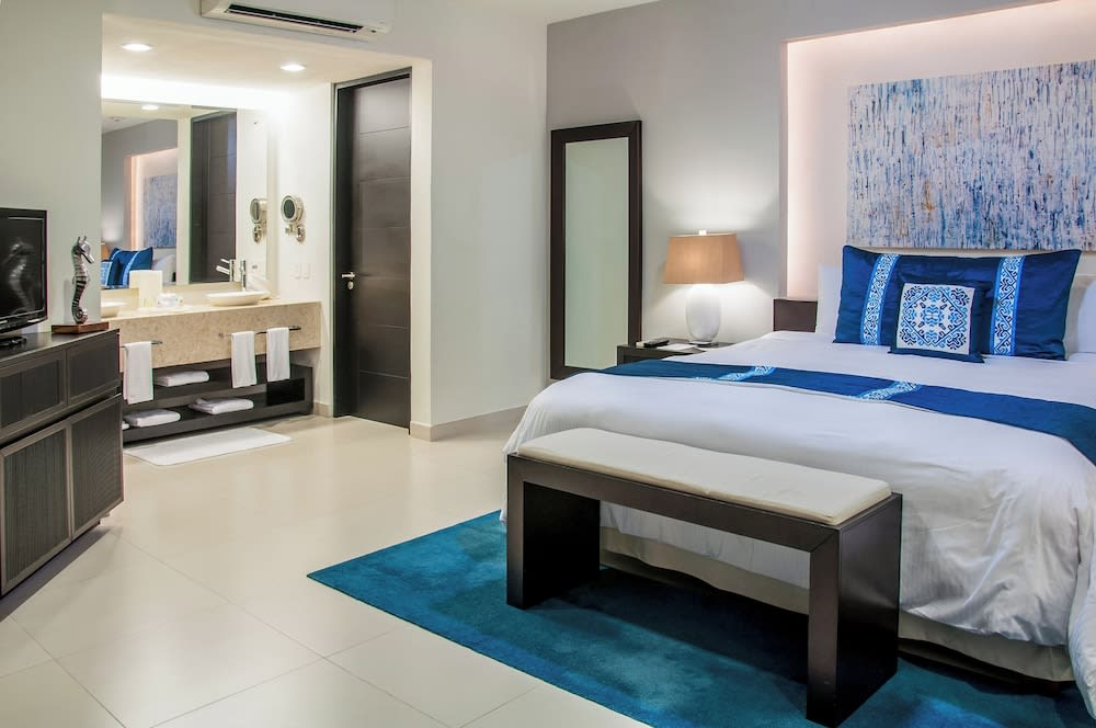 Img - Room, Multiple Beds, Private Pool