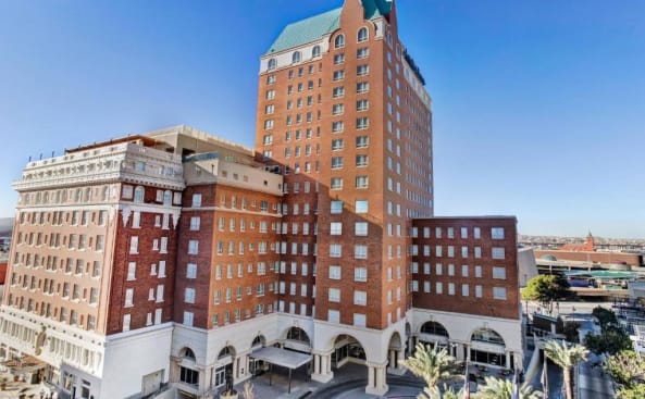 un edificio alto de ladrillo rojo con una torre de reloj en Hotel Paso Del Norte, Autograph Collection, en El Paso