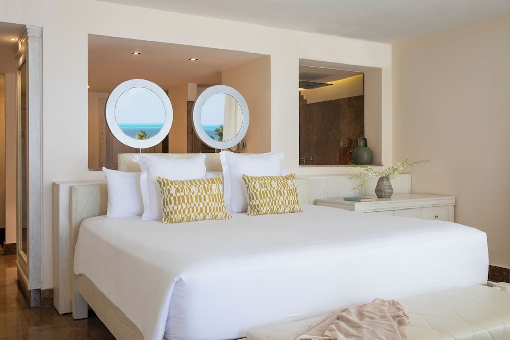 Img - Junior Suite with Round Jacuzzi